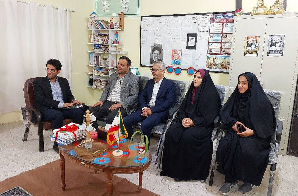 اهدا کتاب به دانشآموزان مدارس کمبرخوردار منطقه بردخون