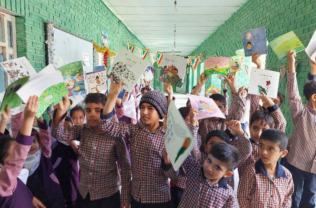 اهدا کتاب به دانشآموزان مدارس کمبرخوردار منطقه بردخون