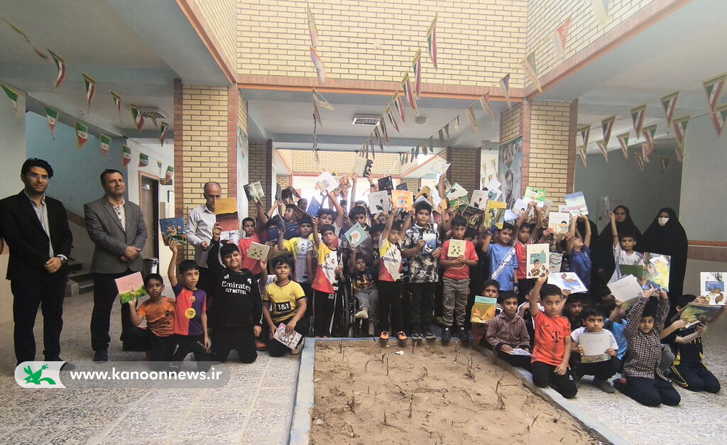 اهدا کتاب به دانشآموزان مدارس کمبرخوردار منطقه بردخون