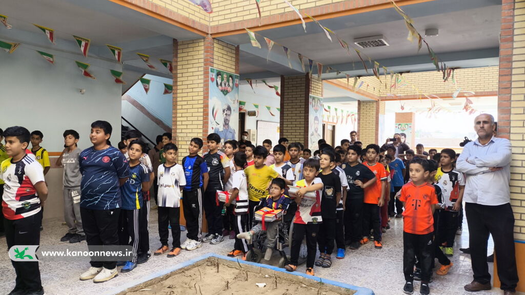 اهدا کتاب به دانشآموزان مدارس کمبرخوردار منطقه بردخون