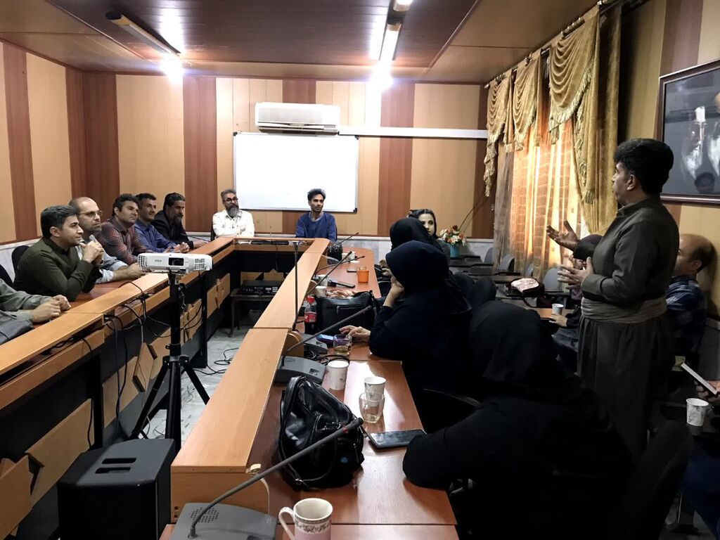 نشست کارشناس هنرهای نمایشی کانون کشور با مربیان کانون کرمانشاه