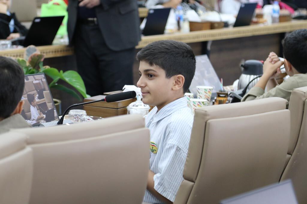 اعضای کودک کانون زبان مازندران در دیدار با استاندار، ظرفیتهای کانون زبان ایران را معرفی کردند