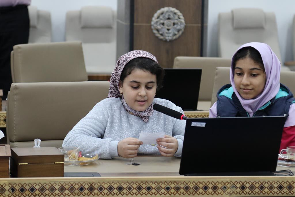 اعضای کودک کانون زبان مازندران در دیدار با استاندار، ظرفیتهای کانون زبان ایران را معرفی کردند