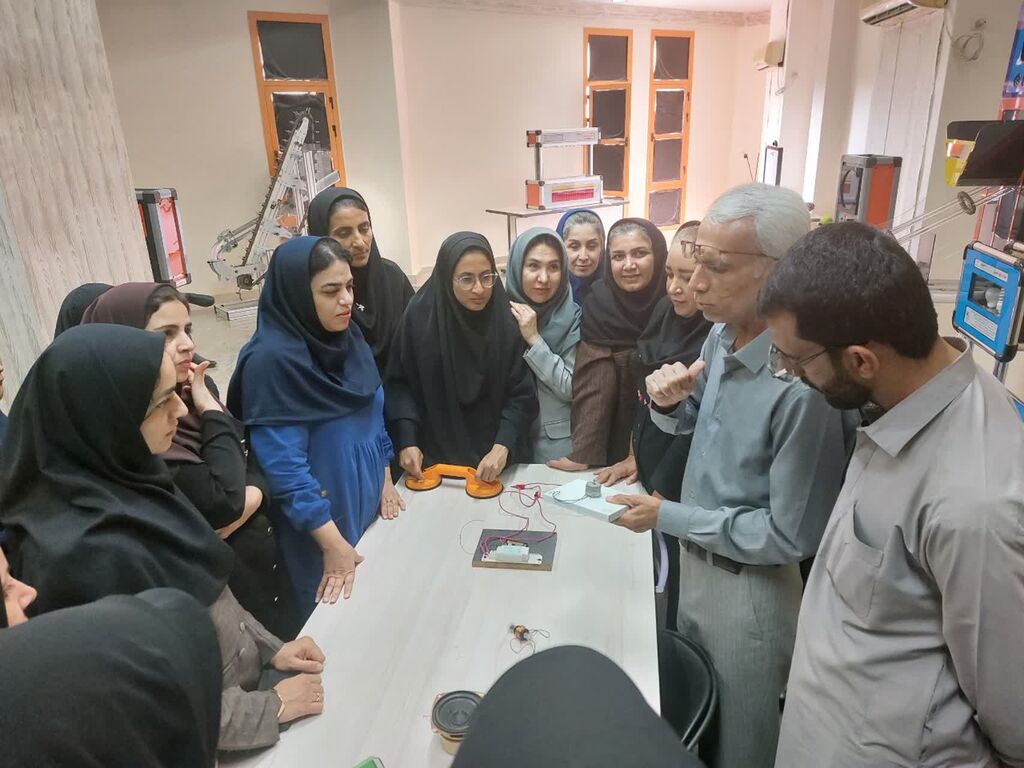 آشنایی مربیان کانون استان هرمزگان با مجموعهای از آزمایشهای علمی به روش ساده