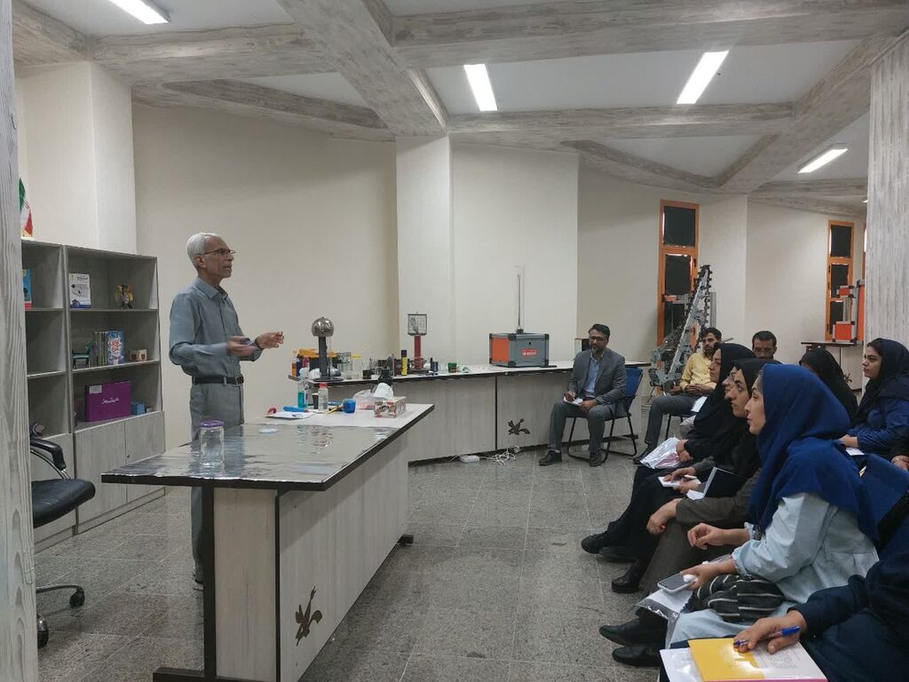 آشنایی مربیان کانون آشنایی مربیان کانون استان هرمزگان با مجموعهای از آزمایشهای علمی به روش ساده