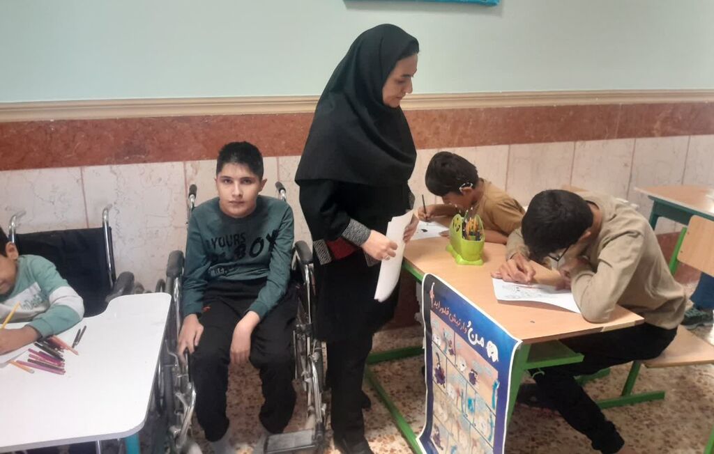 گیلانغرب.  طرح گلخند طرح «گلخند» در مدرسه استثنایی گیلانغرب لبخند بر چهره دانشآموزان نشاند