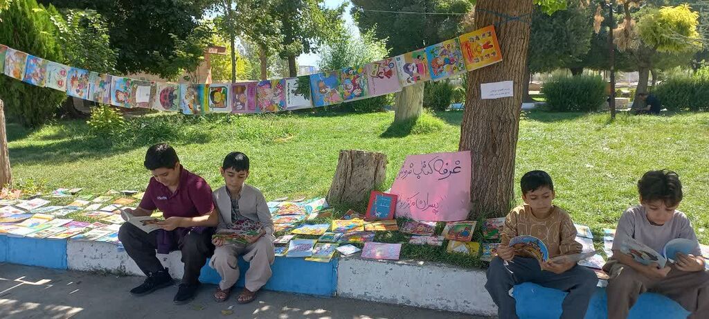 روانسر. طرح کتابخوانی و نوعدوستی برپایی غرفه کتابفروشی اعضای مرکز روانسر به نفع کودکان با بیماری خاص
