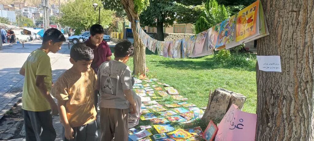 برپایی غرفه کتابفروشی اعضای مرکز روانسر به نفع کودکان با بیماری خاص