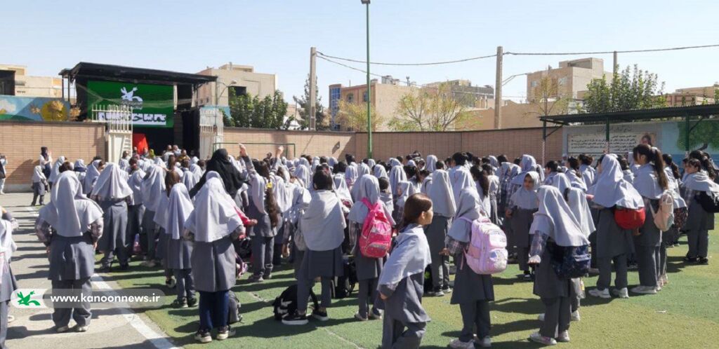 تماشاخانه سیار کانون در حاشیه جشنواره ملی شعر کودک - شاهین شهر اصفهان تماشاخانه سیار کانون به شاهینشهر اصفهان سفر کرد