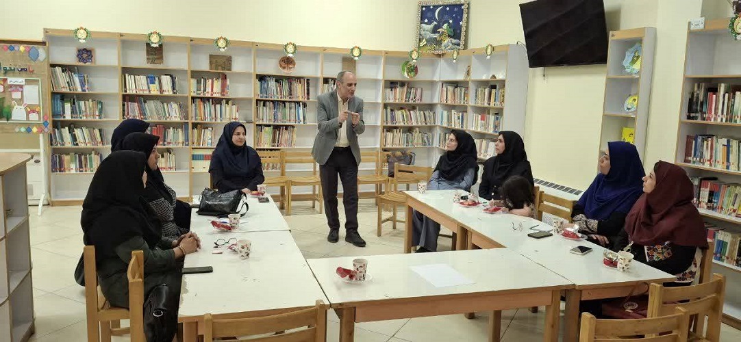 نشست شعر کودک و نوجوان در شهر دانش و خلاقیت، شاهینشهر