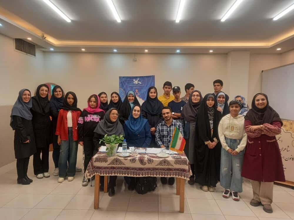 نشست حسین دهلوی و مریم علایی با اعضای باشگاه قاف در پنجمین جشنواره ملی شعر کودک روز نخست پنجمین جشنواره شعر کودک؛ شاهینشهر میزبان شعر و خلاقیت