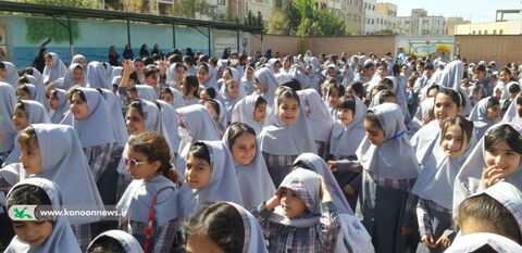 تماشاخانه سیار کانون در شاهین شهر همزمان با پنجمین جشنواره ملی شعر کودک
