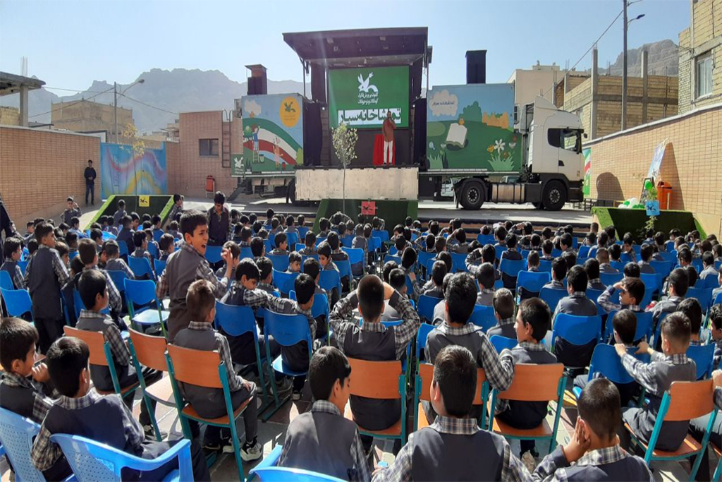 تماشاخانه سیار کانون مهمان کودکان شاهین‌شهر شد