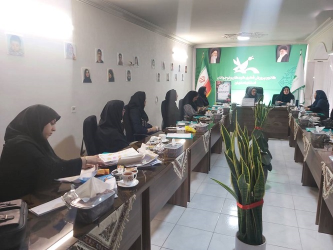 نشست فصلی مربیان ادبی کانون استان اصفهان همراه با آموزش جستارنویسی برگزار شد