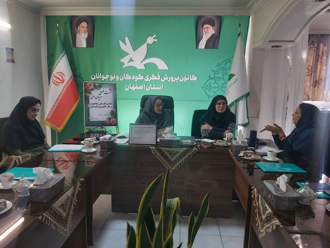 نشست فصلی مربیان ادبی کانون استان اصفهان همراه با آموزش جستارنویسی برگزار شد