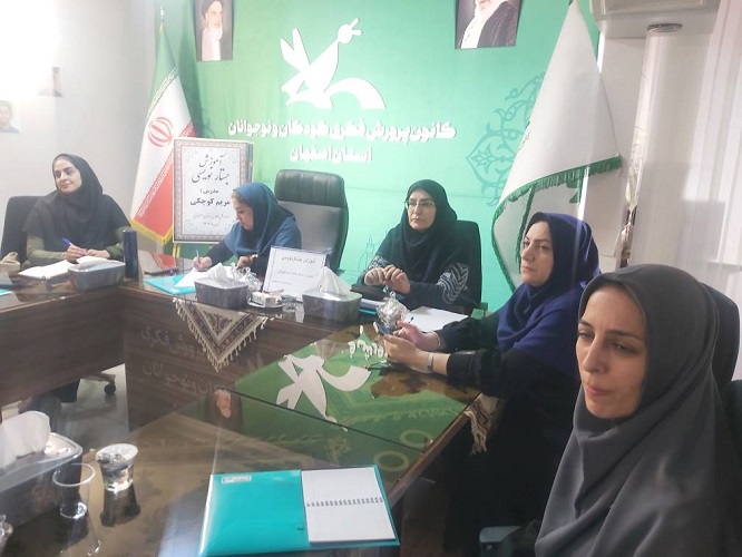 نشست فصلی مربیان ادبی کانون استان اصفهان همراه با آموزش جستارنویسی برگزار شد