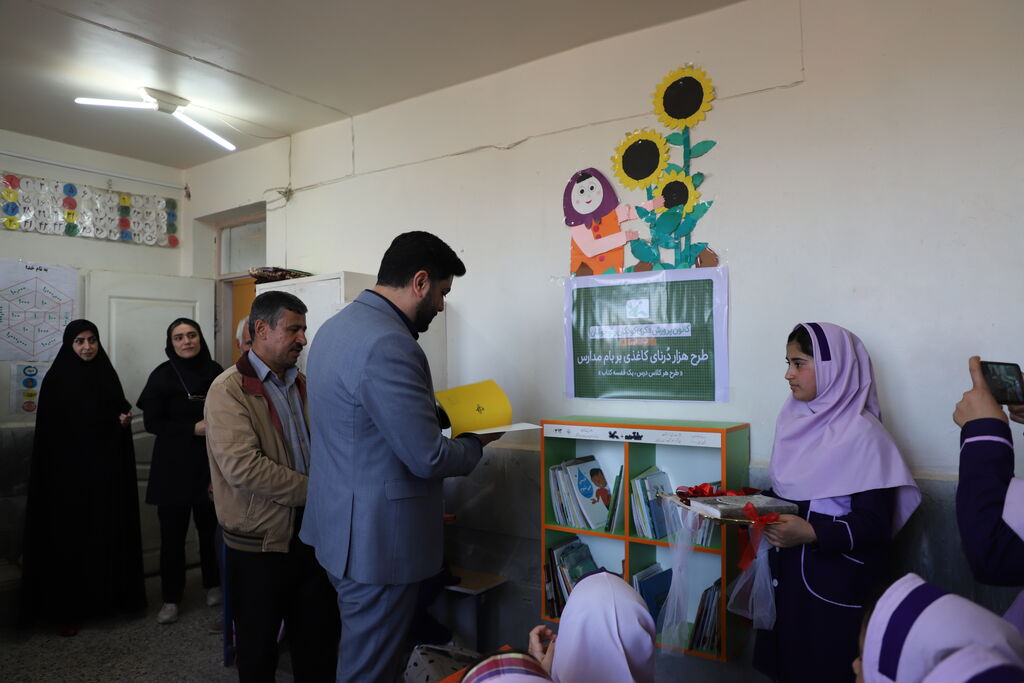 اجرای طرح ملی (هزار درنای کاغذی بر بام مدارس) به همت کانون استان قزوین