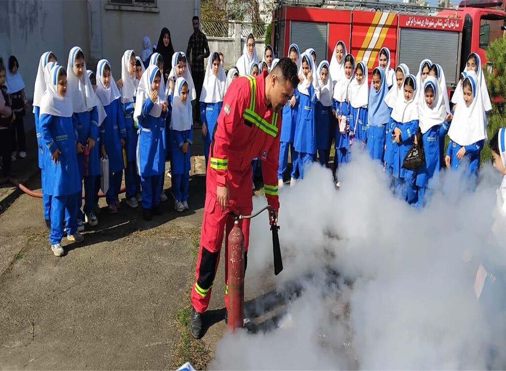 آموزش مهارتهای ایمنی به اعضای کانون انزلی آتشنشانان انزلی مهارتهای ایمنی را به کودکان آموزشدادند