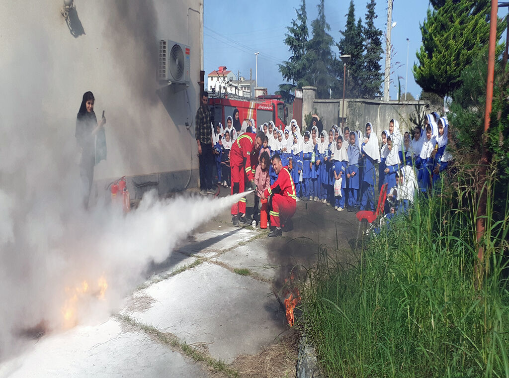 آتشنشانان انزلی مهارتهای ایمنی را به کودکان آموزشدادند