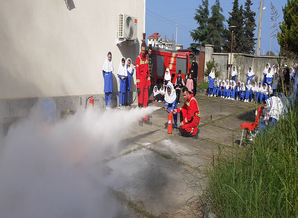 آتش‌نشانان انزلی مهارت‌های ایمنی را به کودکان آموزش‌دادند