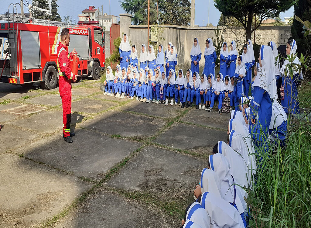 آتش‌نشانان انزلی مهارت‌های ایمنی را به کودکان آموزش‌دادند