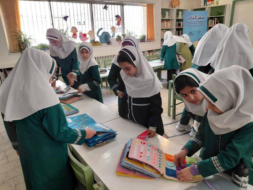 افتتاح نخستین نمایشگاه کتاب‌های حسی و لمسی در کانون مرند