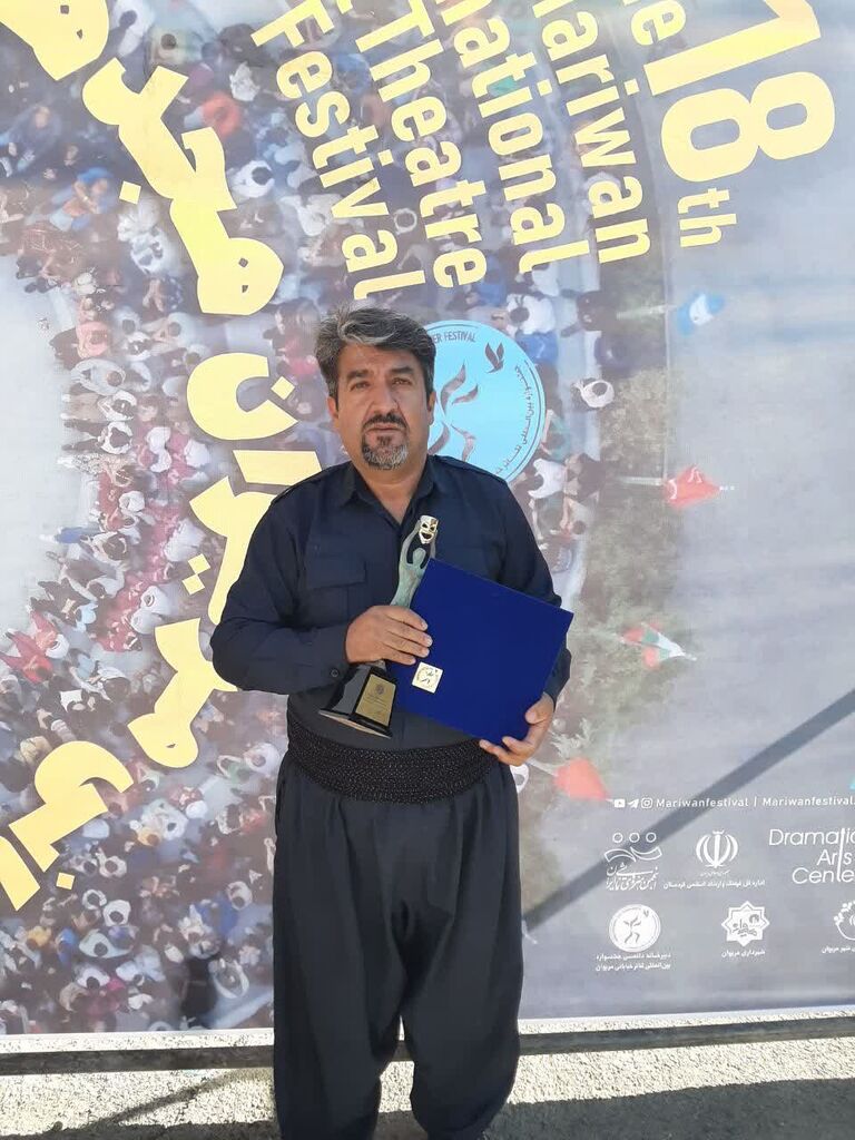 روانسر. مهاجر احمدی کسب مقام اول موسیقی متن نمایش «جان برای نان» با حضور مربی کانون کرمانشاه