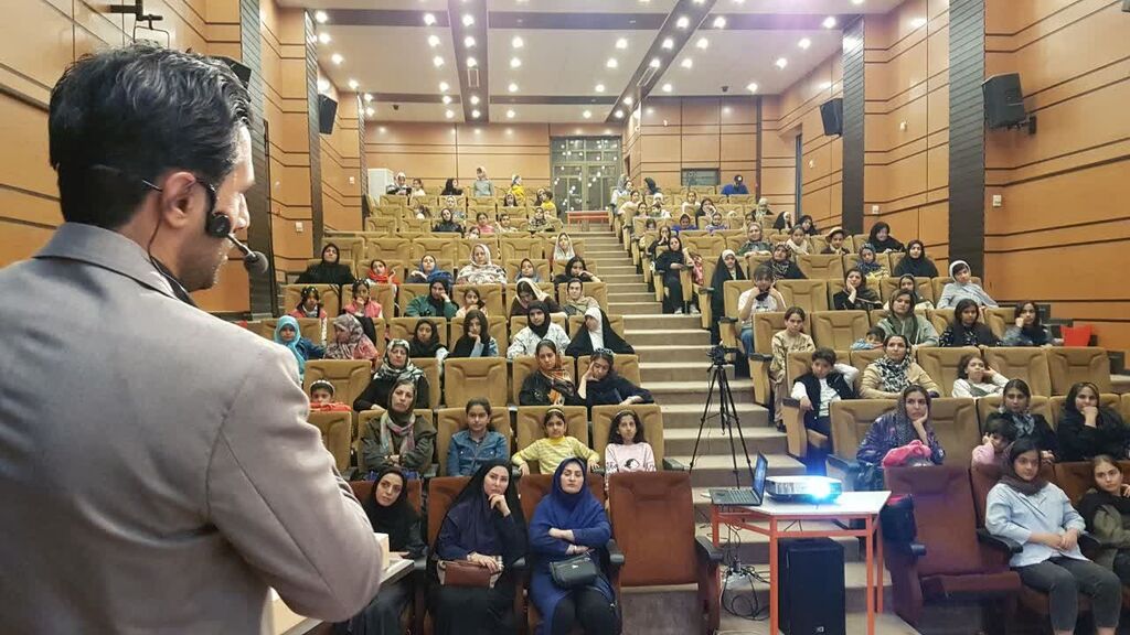 نشستی با رویکرد پیشگیری از آسیبهای اجتماعی برای اعضا و والدین در کانون کرمانشاه