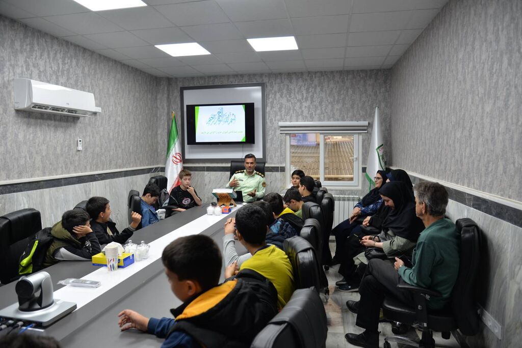 آشنایی نوجوانان کانون یاران با پلیس فتا و امنیت در فضای مجازی