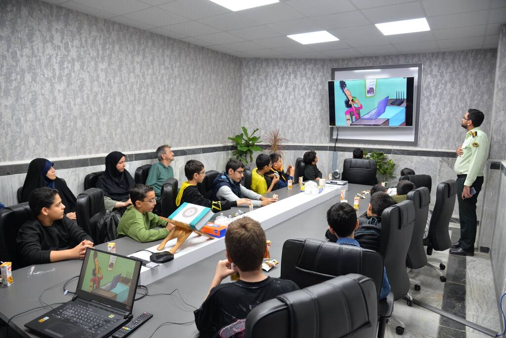 آشنایی نوجوانان کانون یاران با پلیس فتا و امنیت در فضای مجازی