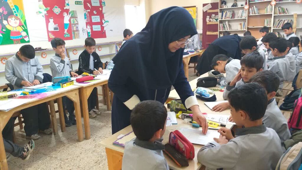 سمنان آموزش مفاهیم علمی و فضایی با طلقهای رنگی در مرکز فرهنگیهنری گرمسار