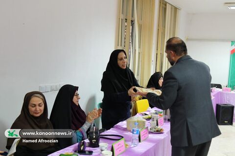 دیدار مدیران مراکز با مدیر کل و کارشناسان استان و رونمایی از کتاب