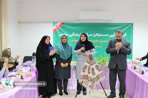 دیدار مدیران مراکز با مدیر کل و کارشناسان استان و رونمایی از کتاب