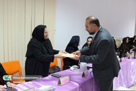 دیدار مدیران مراکز با مدیر کل و کارشناسان استان و رونمایی از کتاب