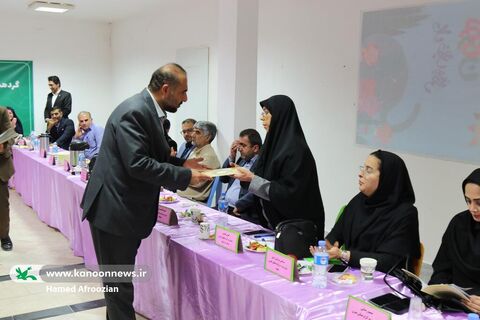 دیدار مدیران مراکز با مدیر کل و کارشناسان استان و رونمایی از کتاب