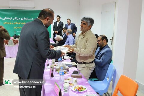 دیدار مدیران مراکز با مدیر کل و کارشناسان استان و رونمایی از کتاب