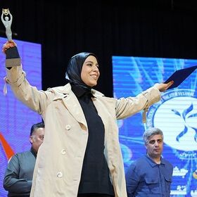 دریافت جایزه بهترین بازیگر زن توسط روژین فضلی در جشنواره تئاتر خیابانی مریوان