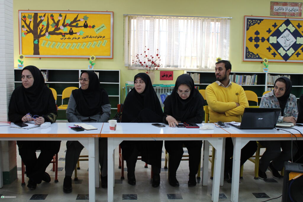 نشست فصلی مدیرکل کانون همدان با مربیان مراکز حوزه یک برگزار شد