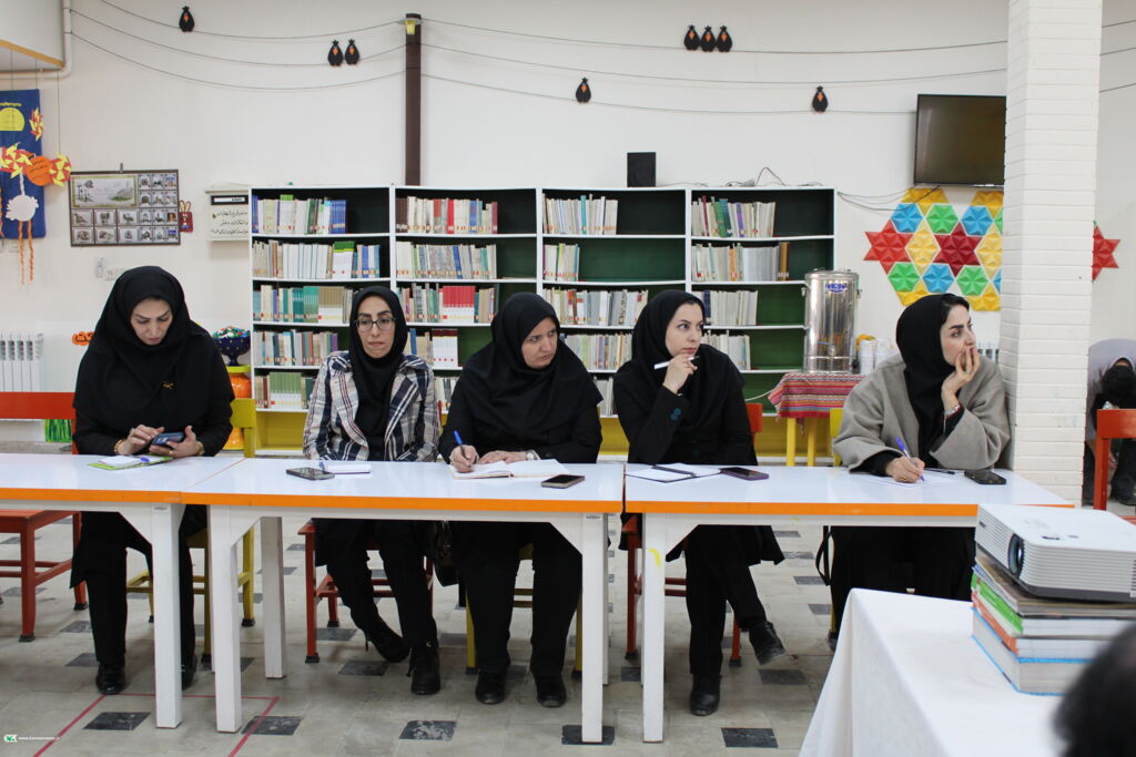 نشست فصلی مدیرکل کانون همدان با مربیان مراکز حوزه یک برگزار شد