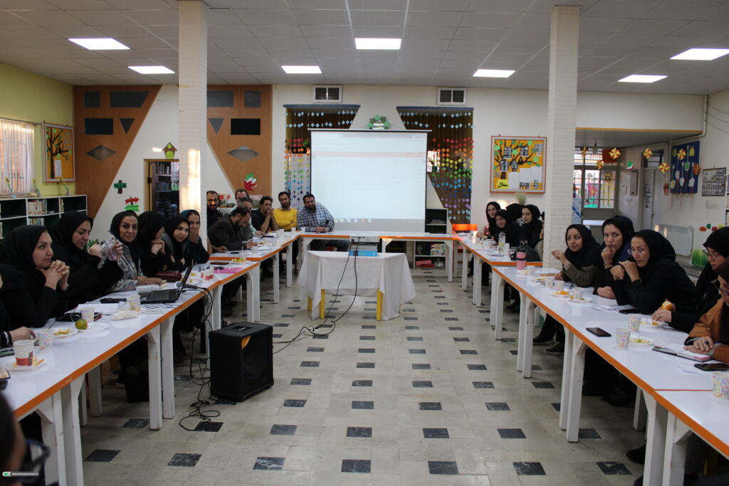 نشست فصلی مدیرکل کانون همدان با مربیان مراکز حوزه یک برگزار شد