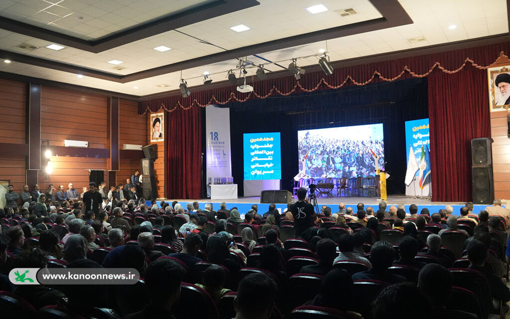 دریافت جایزه بهترین بازیگر زن توسط روژین فضلی در جشنواره تئاتر خیابانی مریوان