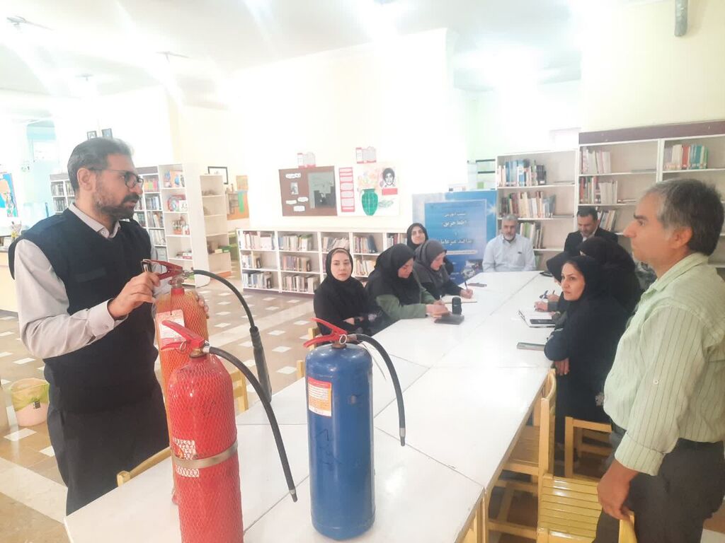 برگزاری نشست آموزشی اطفای حریق و پدافند غیرعامل در مرکز شماره ۴ کانون کرج