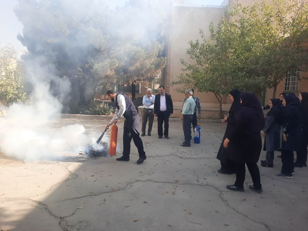 برگزاری نشست آموزشی اطفای حریق و پدافند غیرعامل در مرکز شماره ۴ کانون کرج