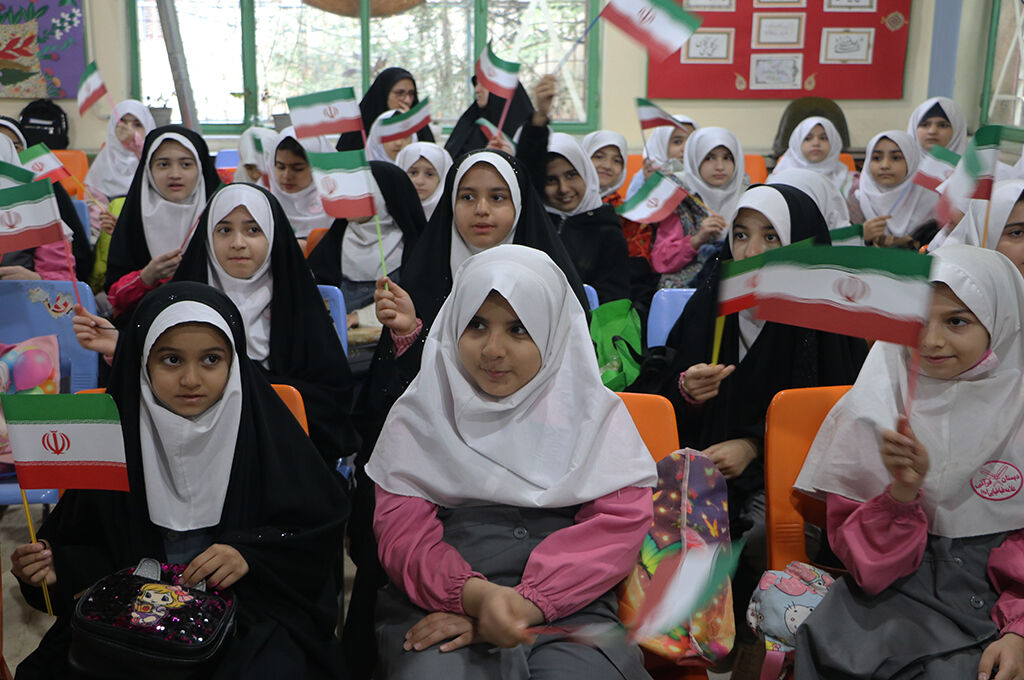 ویژهبرنامه «به رنگ مدرسه، به عطر دانایی» در رشت برگزارشد