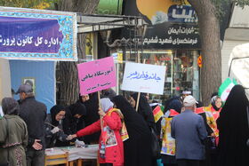 برپایی غرفه کانون پرورش فکری کودکان و نوجوانان، در مسیر راهپیمایی ۱۳آبان ۱۴۰۴، با شعار (متحد و استوار ، مقابل استکبار)۱