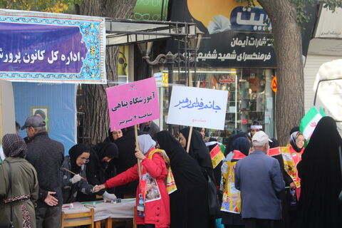 شبرپایی غرفه کانون پرور در مسیر راهپیمایی 13آبان 1404 با شعار (متحد و استوار ، مقابل استکبار)1