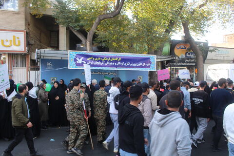 شبرپایی غرفه کانون پرور در مسیر راهپیمایی 13آبان 1404 با شعار (متحد و استوار ، مقابل استکبار)1