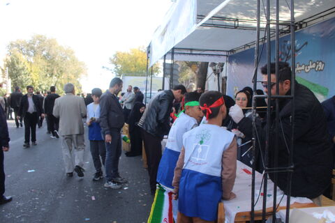 برپایی غرفه کانون پرورش فکری کودکان و نوجوانان، در مسیر راهپیمایی ۱۳آبان ۱۴۰۴، با شعار (متحد و استوار ، مقابل استکبار)2