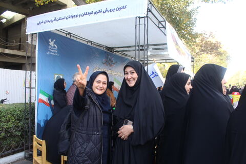 برپایی غرفه کانون پرورش فکری کودکان و نوجوانان، در مسیر راهپیمایی ۱۳آبان ۱۴۰۴، با شعار (متحد و استوار ، مقابل استکبار)2