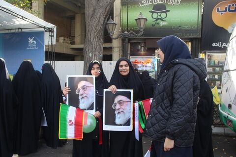 برپایی غرفه کانون پرورش فکری کودکان و نوجوانان، در مسیر راهپیمایی ۱۳آبان ۱۴۰۴، با شعار (متحد و استوار ، مقابل استکبار)2